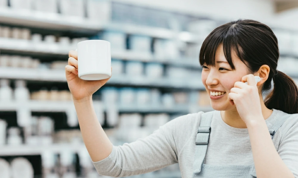 コップを見つめる女性